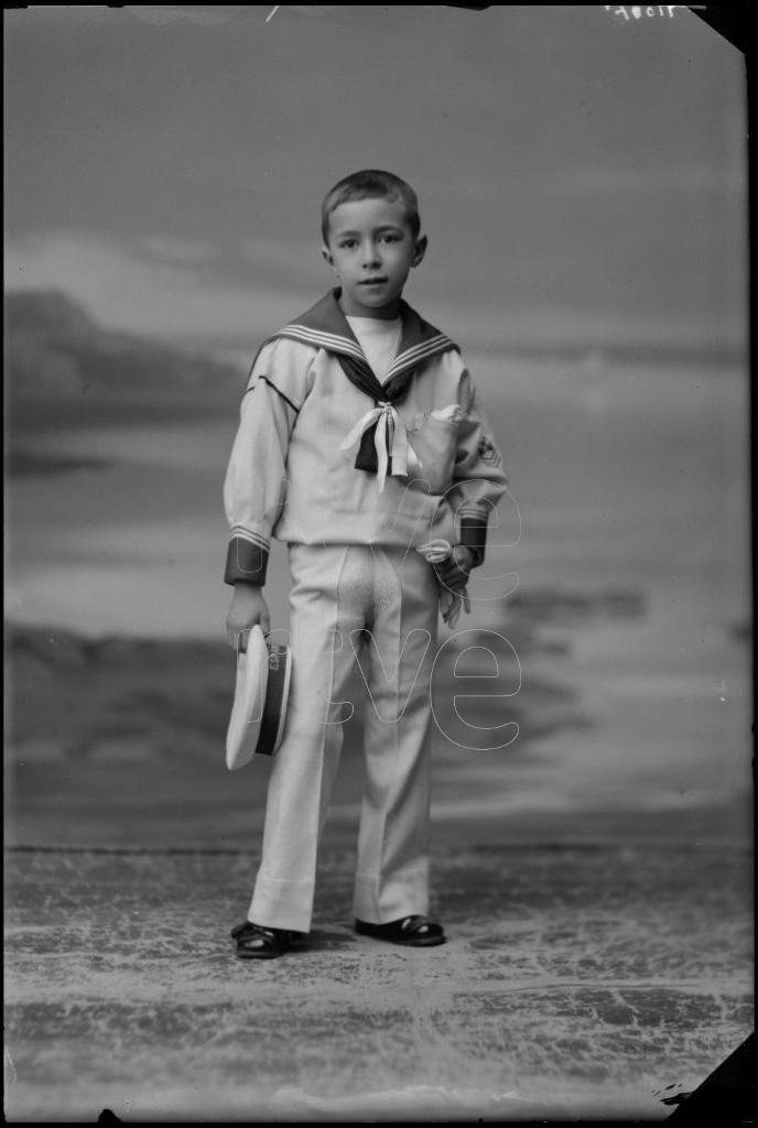 NIÑO VESTIDO CON UN TRAJE DE MARINERO