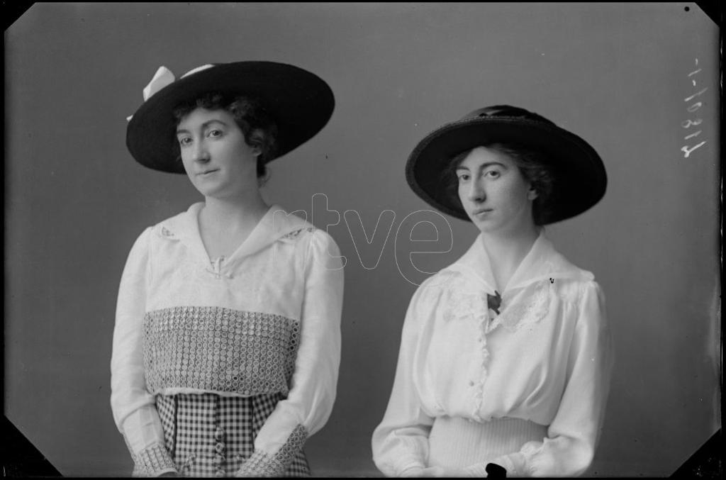 DOS MUJERES CON UNOS SOMBREROS