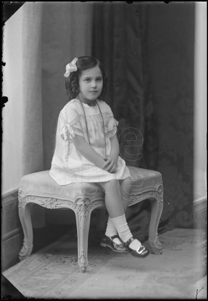 NI&Ntilde;A DE CORTA EDAD SENTADA EN UN ESCABEL