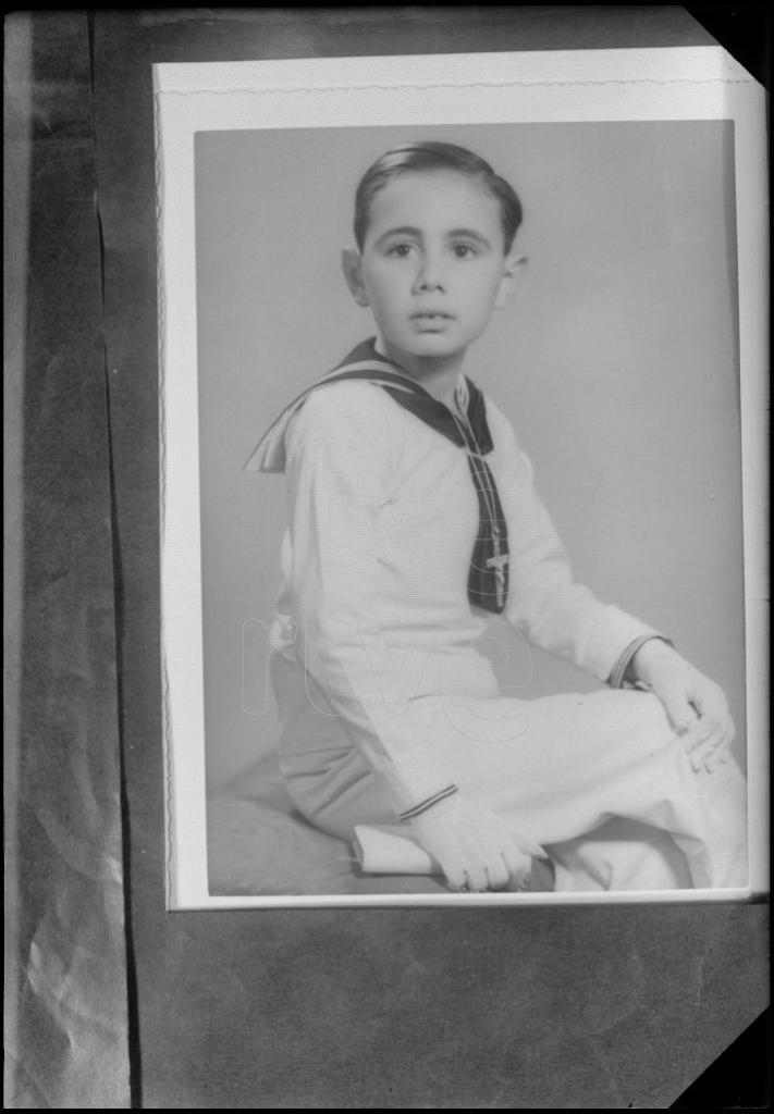 REPRODUCCION DE UNA FOTOGRAFIA DE UN NI&Ntilde;O VESTIDO DE PRIMERA