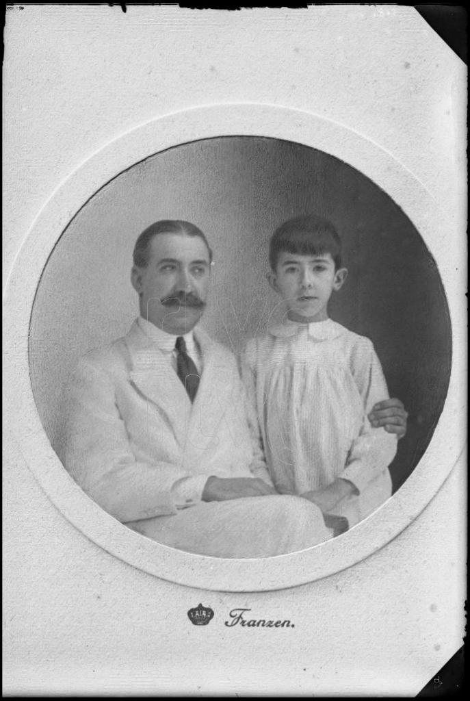 RETRATO DE UNA FOTOGRAFIA DE UN HOMBRE Y UN NIÑO CON EL SELL