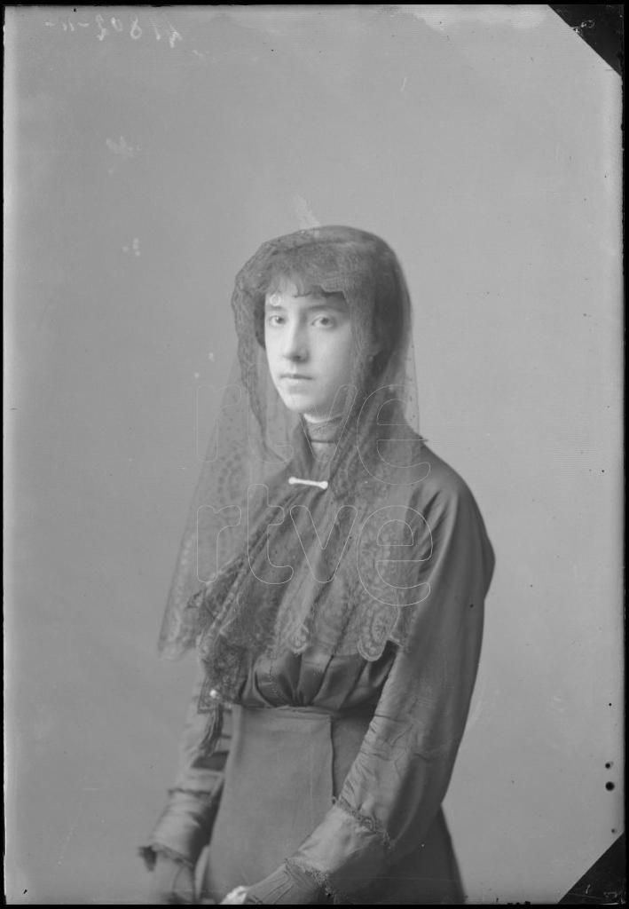 MUJER VESTIDA DE NEGRO CON UNA MANTILLA