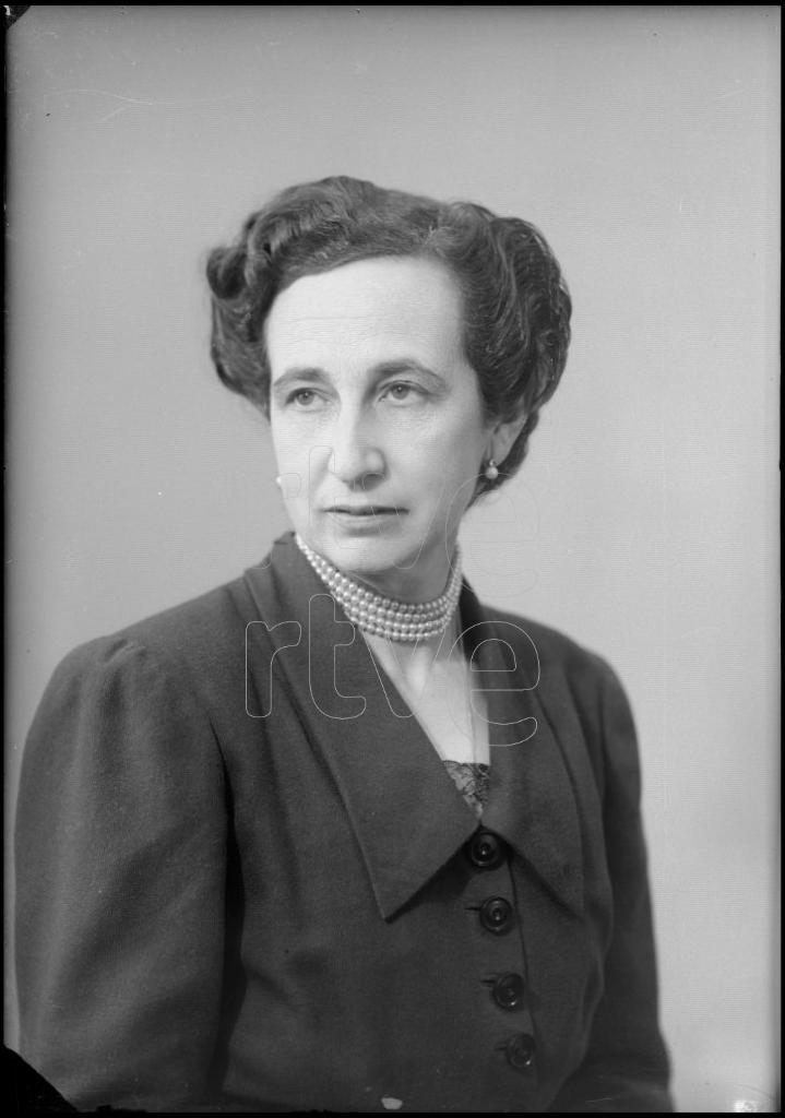 MUJER CON UN COLLAR DE PERLAS