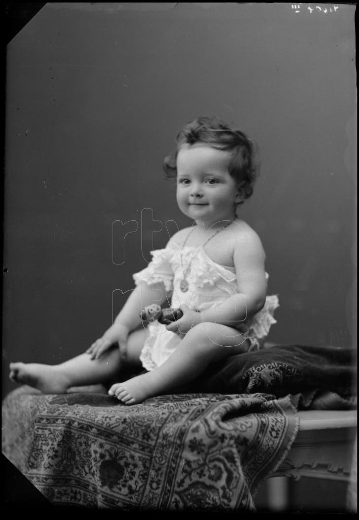 BEBE CON UN MUÑECO, SENTADO