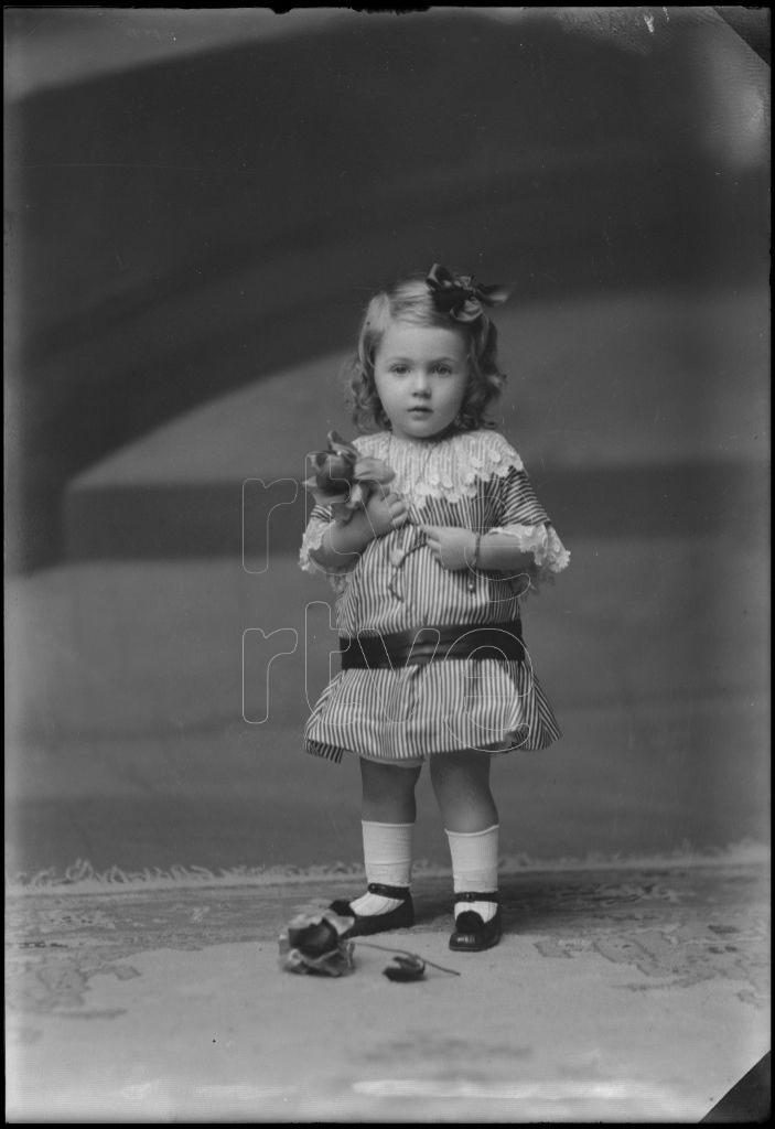 NIÑA DE CORTA EDAD CON UN MUÑECO