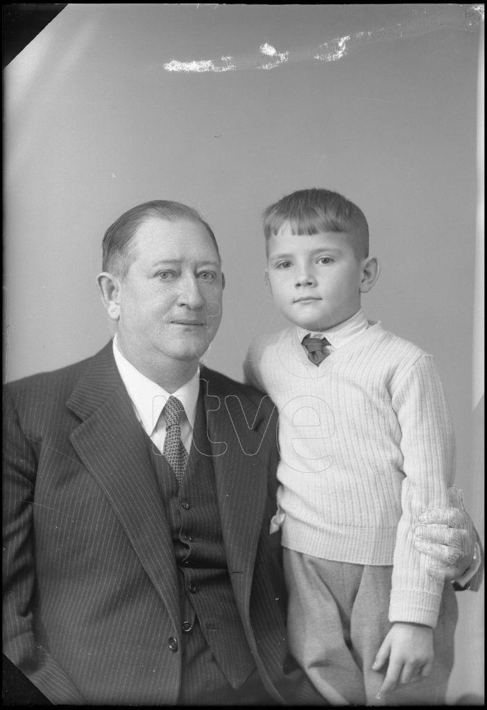 HOMBRE CON UN NIÑO DE CORTA EDAD