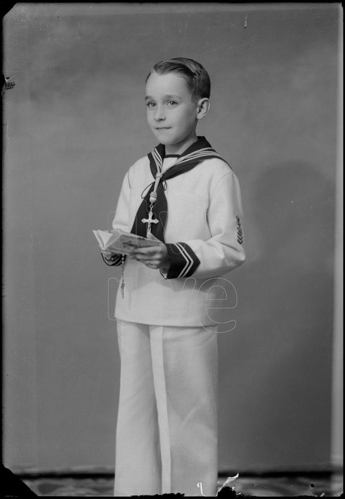 NI&Ntilde;O VESTIDO DE PRIMERA COMUNION CON UN TRAJE DE MARINERO