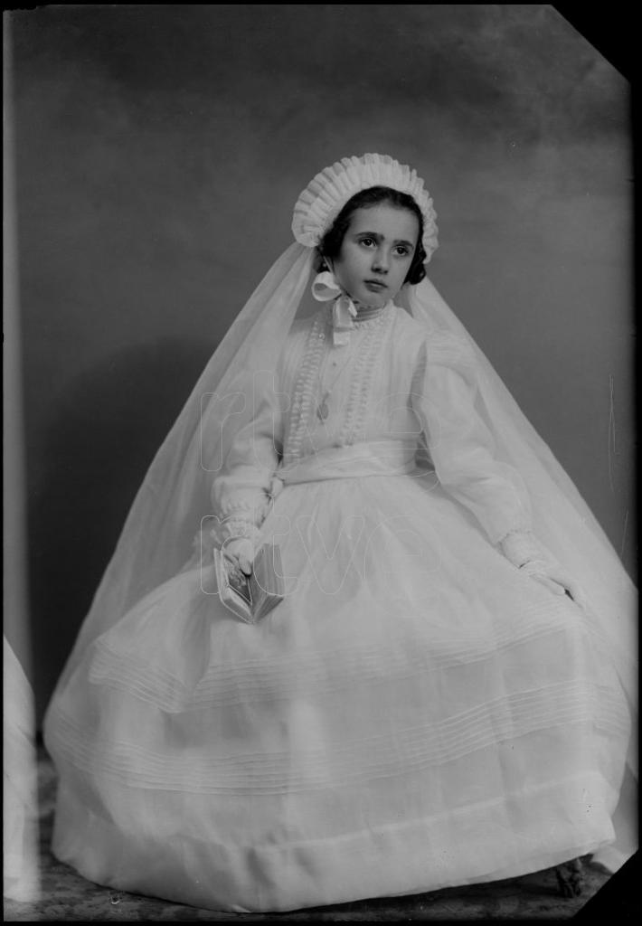 NI&Ntilde;A VESTIDA DE PRIMERA COMUNION, SENTADA