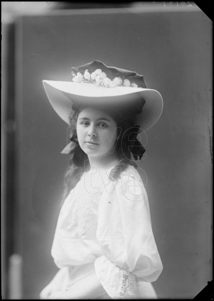 MUJER JOVEN CON UN SOMBRERO