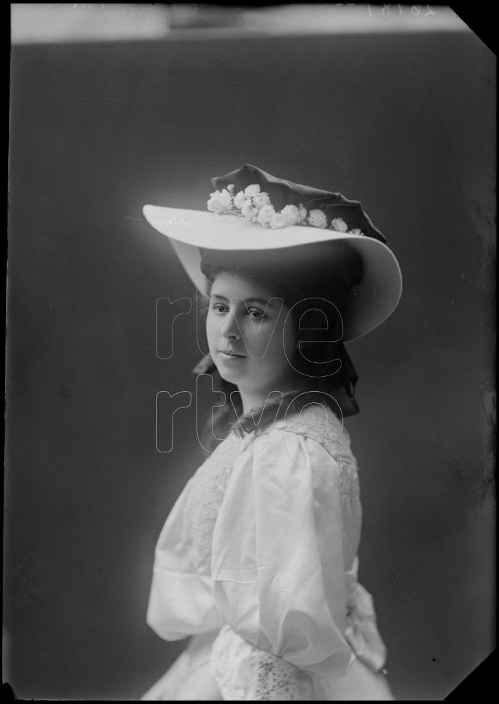 MUJER JOVEN CON UN SOMBRERO, DE PERFIL