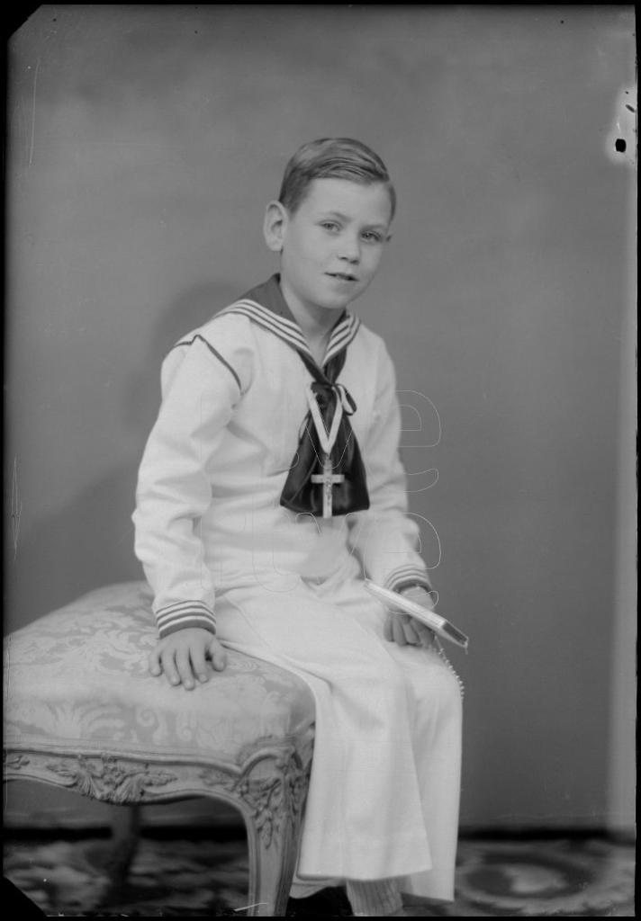 NI&Ntilde;O VESTIDO DE PRIMERA COMUNION CON UN TRAJE DE MARINERO, S