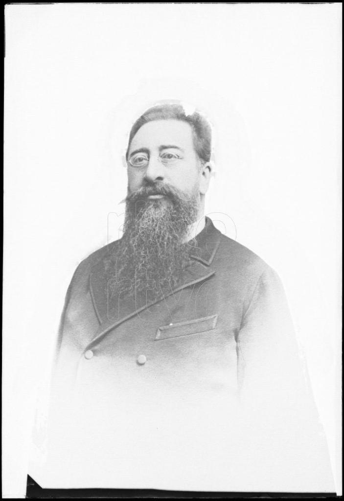 REPRODUCCION DE UNA FOTOGRAFIA DE UN HOMBRE