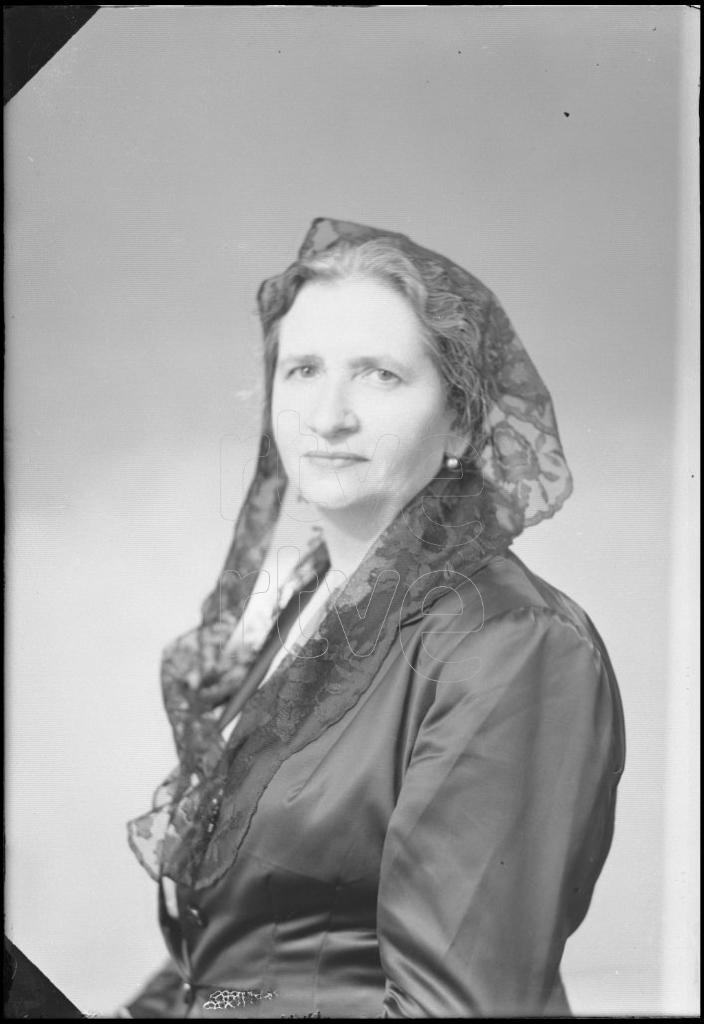 ANCIANA CON UNA MANTILLA, DE PERFIL