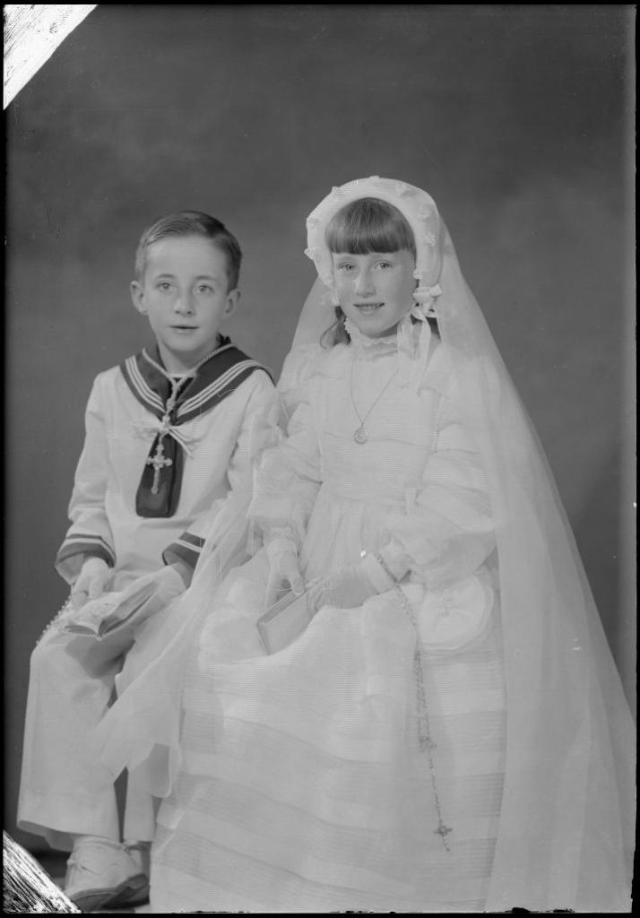 NI&Ntilde;O Y NI&Ntilde;A VESTIDOS DE PRIMERA COMUNION, SENTADOS