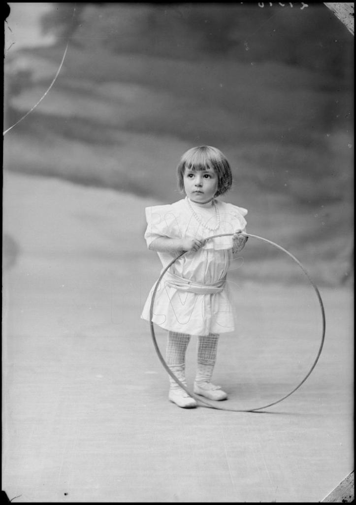 NIÑO DE CORTA EDAD CON UN ARO