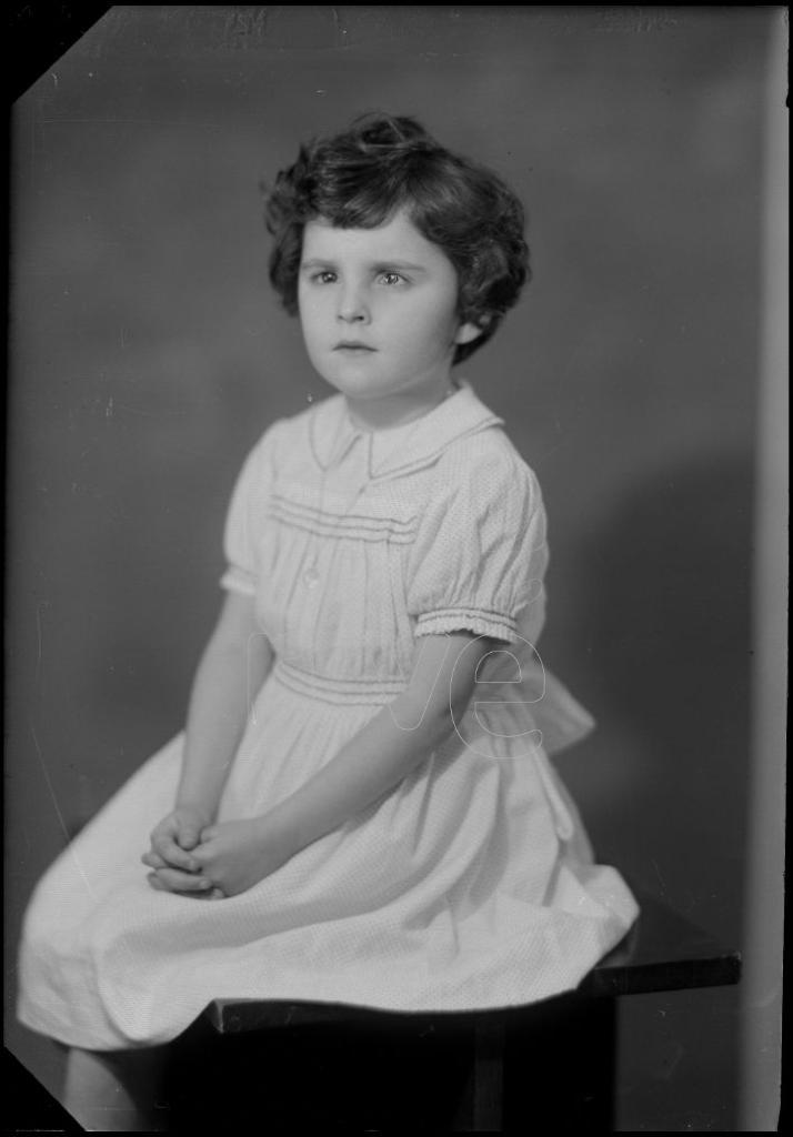 NIÑA DE CORTA EDAD SENTADA