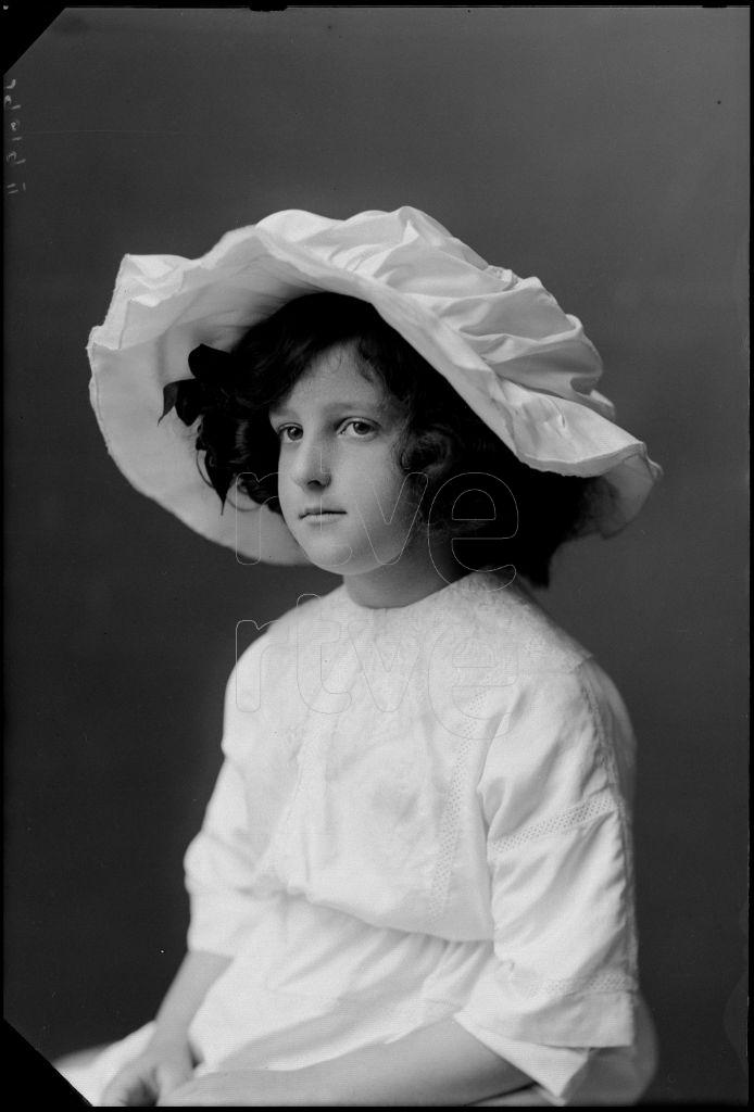 NIÑA CON UN SOMBRERO