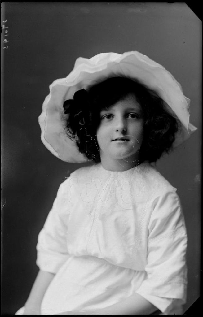 NIÑA CON UN SOMBRERO