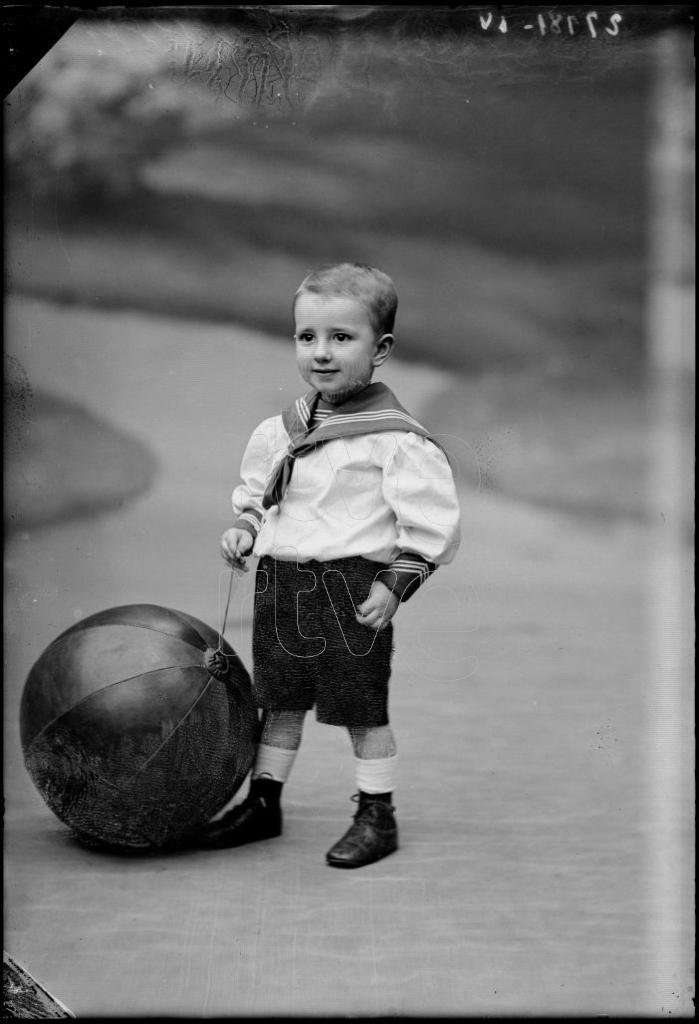 NIÑO DE CORTA EDAD CON UN BALON