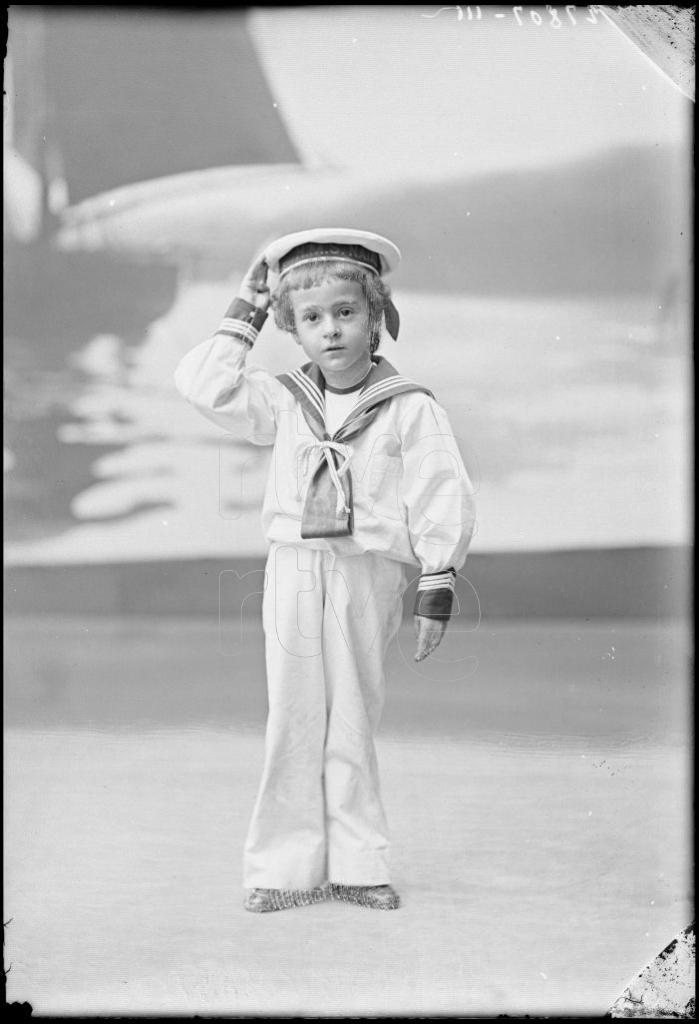 NIÑO VESTIDO CON UN TRAJE DE MARINERO