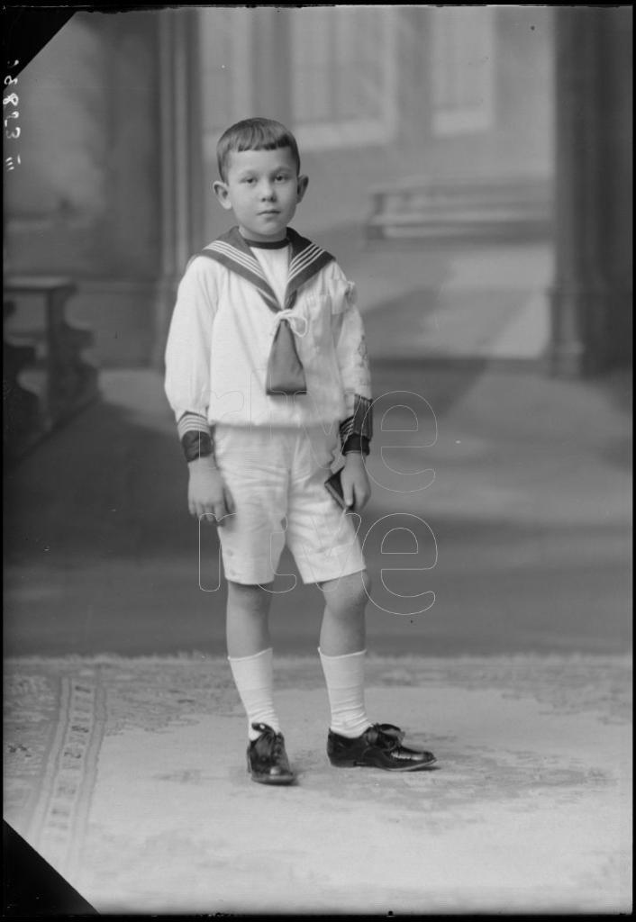 NI&Ntilde;O VESTIDO DE PRIMERA COMUNION CON UN TRAJE DE MARINERO