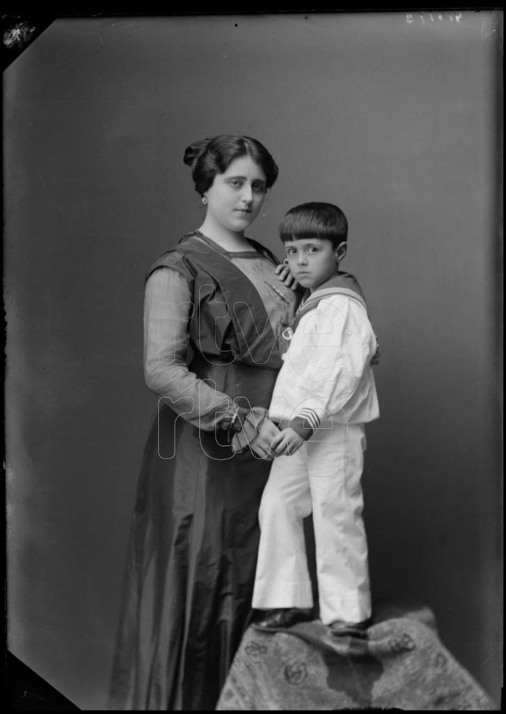 MUJER CON UN NIÑO