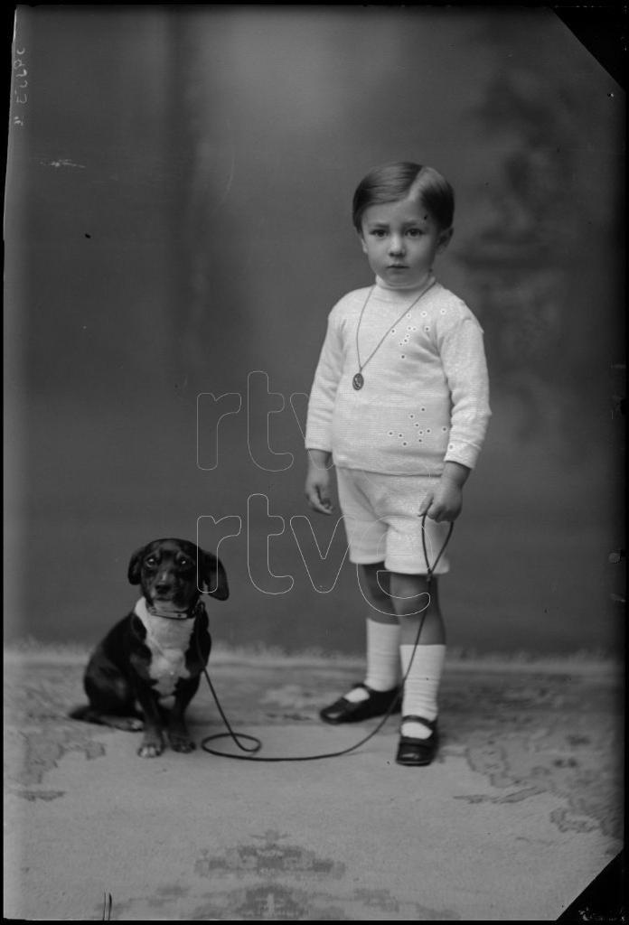 NIÑO CON UN PERRO