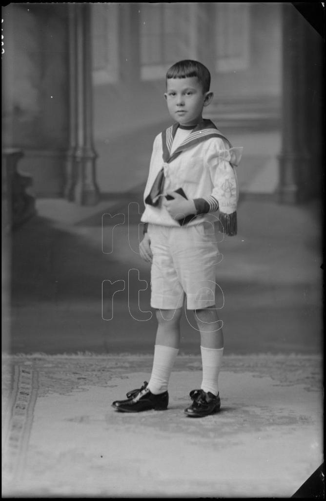 NI&Ntilde;O VESTIDO DE PRIMERA COMUNION CON UN TRAJE DE MARINERO