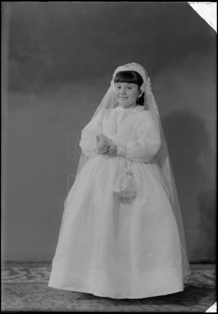 NI&Ntilde;A VESTIDA DE PRIMERA COMUNION