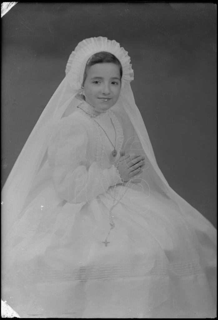 NI&Ntilde;A VESTIDA DE PRIMERA COMUNION, SENTADA