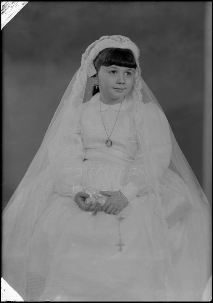 NI&Ntilde;A VESTIDA DE PRIMERA COMUNION, SENTADA