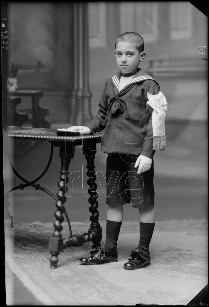 NIÑO VESTIDO DE PRIMERA COMUNION CON UN TRAJE DE MARINERO, D