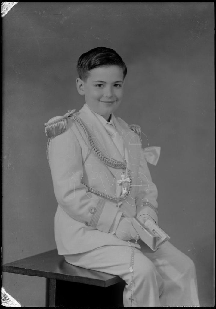 NI&Ntilde;O VESTIDO DE PRIMERA COMUNION, SENTADO