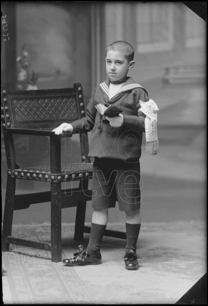 NIÑO VESTIDO DE PRIMERA COMUNION CON UN TRAJE DE MARINERO, D