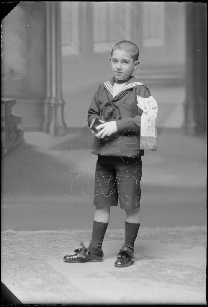 NIÑO VESTIDO DE PRIMERA COMUNION CON UN TRAJE DE MARINERO