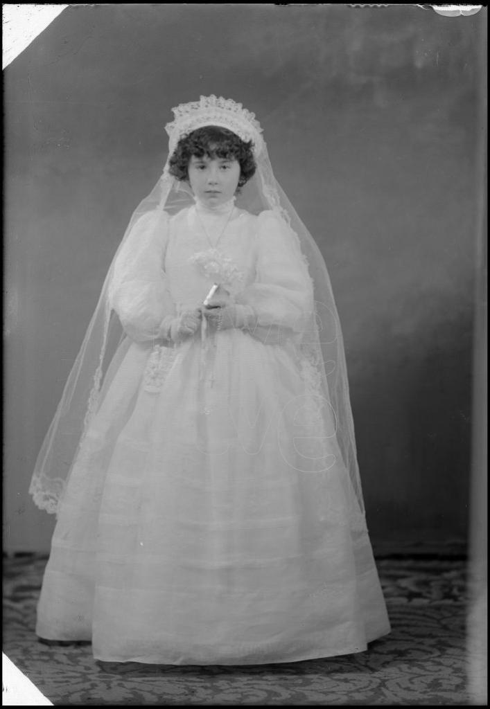 NI&Ntilde;A VESTIDA DE PRIMERA COMUNION