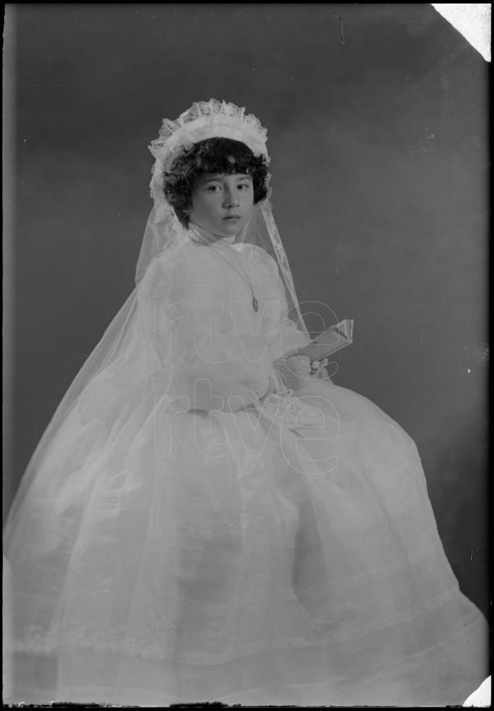 NI&Ntilde;A VESTIDA DE PRIMERA COMUNION, SENTADA DE PERFIL