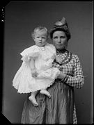 AMA DE CRIA CON UN NI&Ntilde;O EN BRAZOS