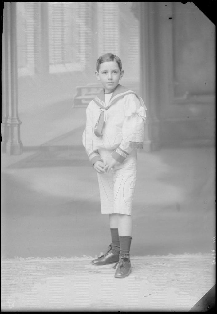 NI&Ntilde;O VESTIDO DE PRIMERA COMUNION CON UN TRAJE DE MARINERO