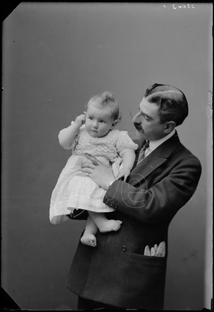 HOMBRE CON UN NIÑO EN BRAZOS