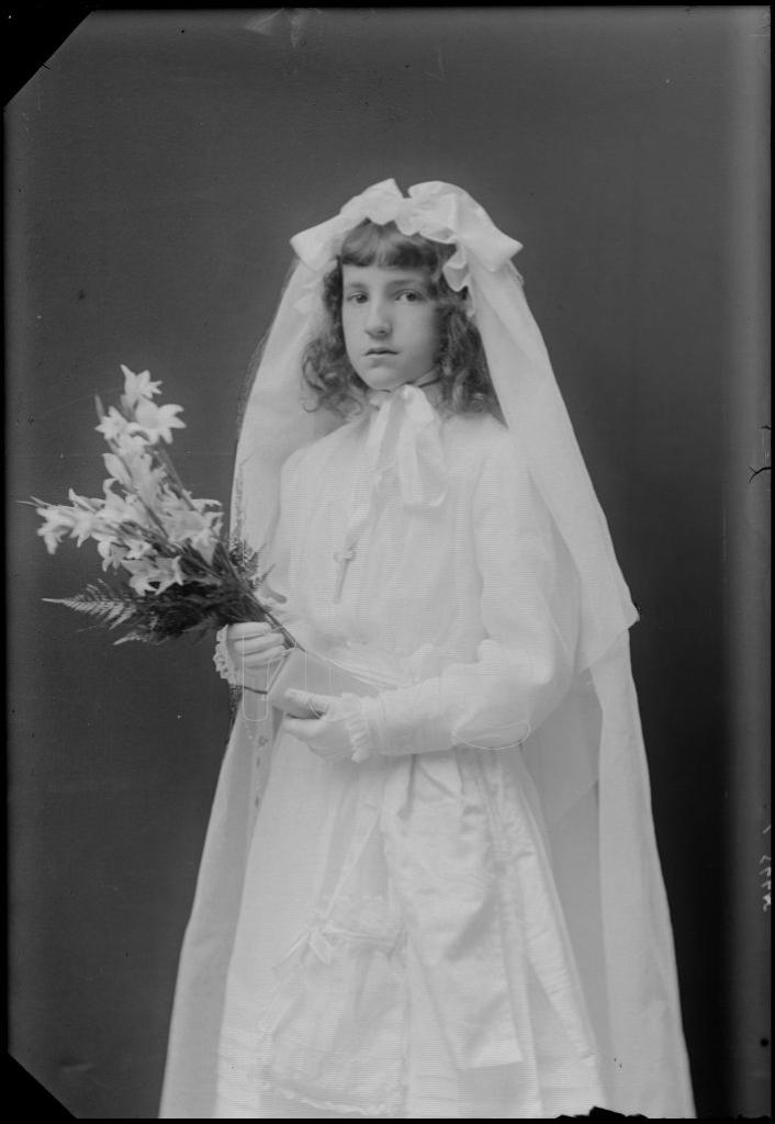 NI&Ntilde;A VESTIDA DE PRIMERA COMUNION CON UN RAMO