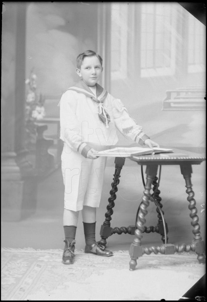 NI&Ntilde;O VESTIDO DE PRIMERA COMUNION CON UN TRAJE DE MARINERO, D