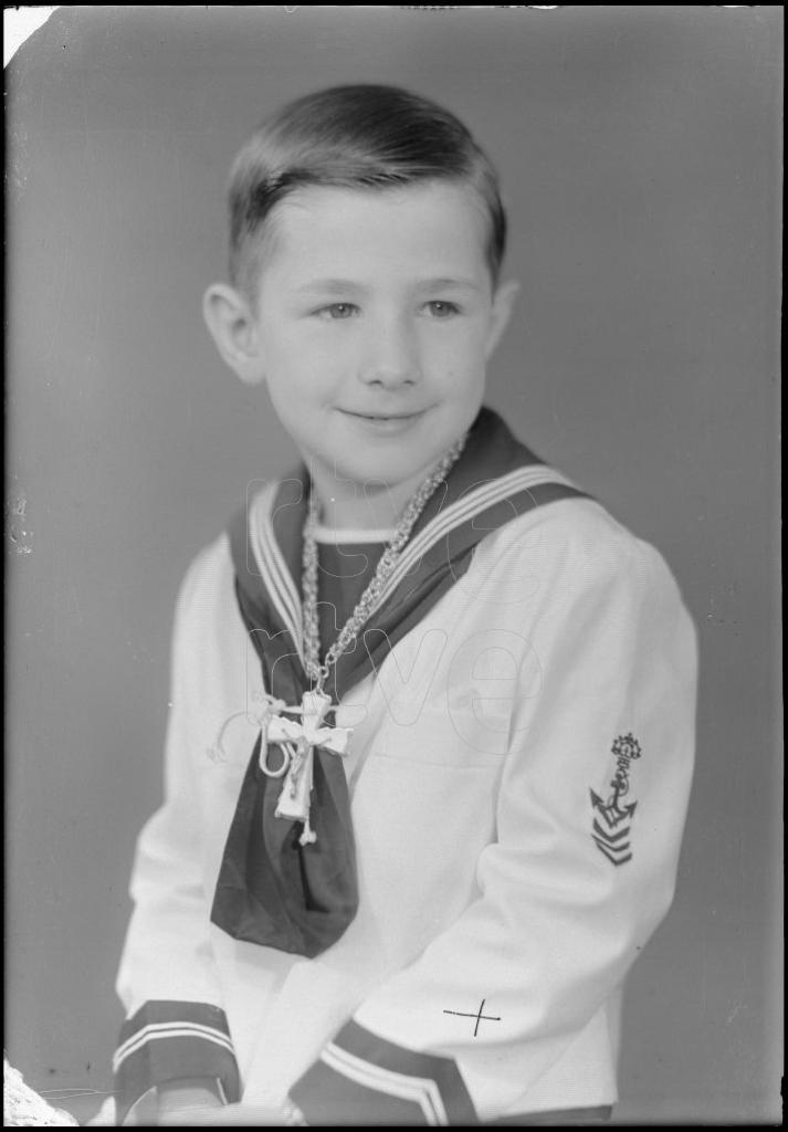 NIÑO VESTIDO DE PRIMERA COMUNION CON UN TRAJE DE MARINERO