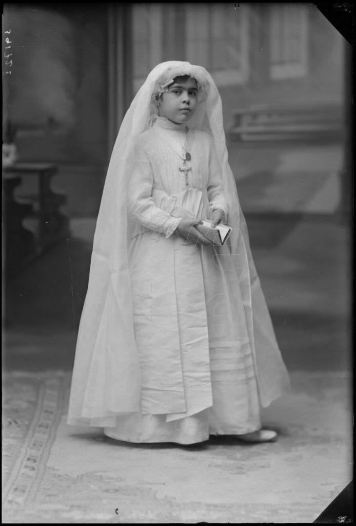 NI&Ntilde;A VESTIDA DE PRIMERA COMUNION