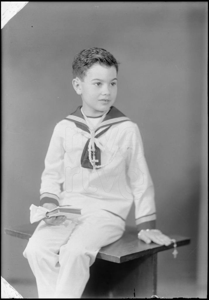 NI&Ntilde;O VESTIDO DE PRIMERA COMUNION CON UN TRAJE DE MARINERO, S