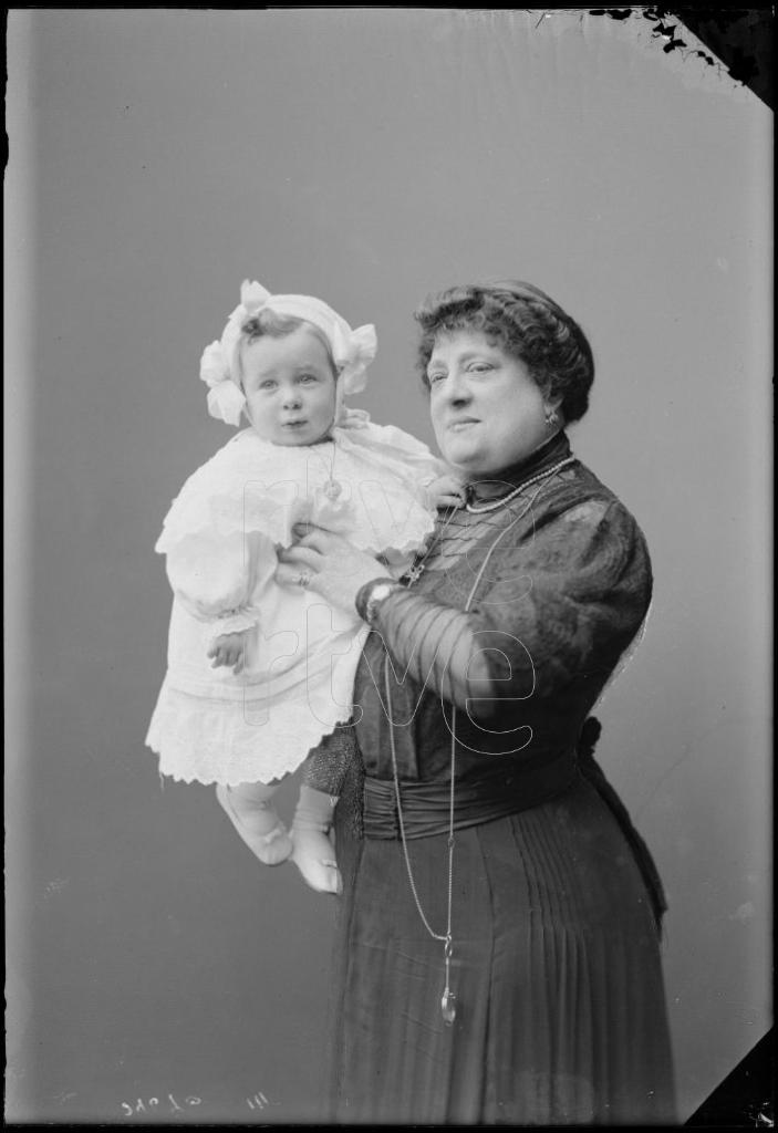 MUJER CON UN BEBE EN BRAZOS