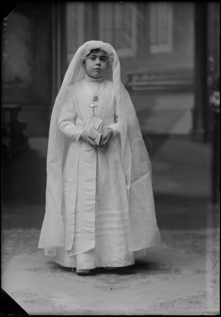 NIÑA VESTIDA DE PRIMERA COMUNION