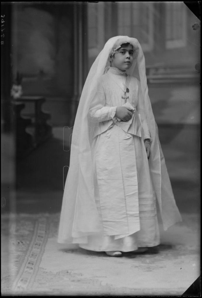 NI&Ntilde;A VESTIDA DE PRIMERA COMUNION