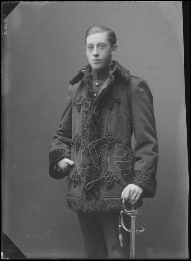 MILITAR DE ARTILLERIA CON LA PELLIZA