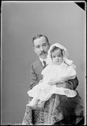 PEDRO CORTONER Y VERI, MARQUES DE LA CENIA, CON UN BEBE